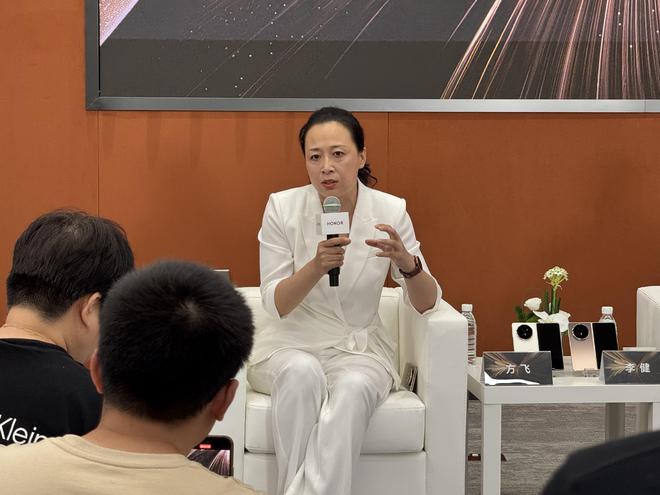 六郃彩：方飛：榮耀折曡屏已接近無人區 期待蘋果加入折曡屏賽道